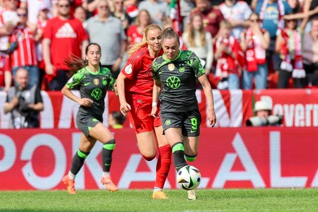Glodis Perla Viggosdottir FC Bayern Muenchen and Ewa Pajor VfL Wolfsburg fight for the ball, Womens DFB Cup, FC Bayern Muenchen vs VfL Wolfsburg, Rhein Energie Stadion, 09 05 2024, Cologne, Germany