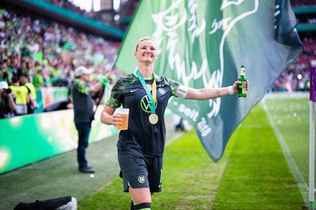 09 05 2024 Football, Women, 2023 2024, DFB Cup Final in Cologne, FC Bayern Munich VfL Wolfsburg Alexandra Popp Wolfsburg drinks beer DFB REGULATIONS PROHIBIT ANY USE OF PHOTOGRAPHS AS IMAGE SEQUENCES AND OR QUASI VIDEO