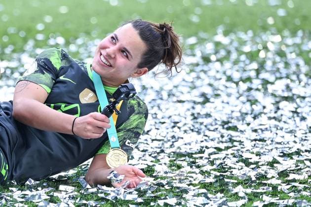 09 05 2024, Football, Season 2023 2024, DFB Cup Women, Final, FC Bayern Munich VfL Wolfsburg, Lena Oberdorf VfL Wolfsburg with the medal in her hand xRHR PHOTO TKx Copyright: RHR-FOTOx RHR-FOTO TK
