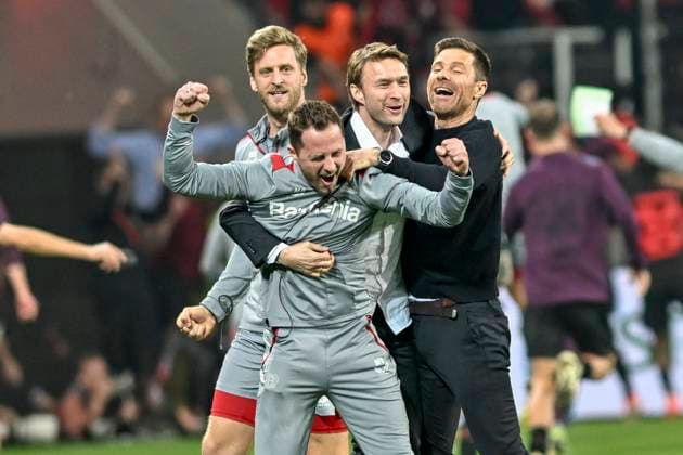 Xabi Alonso Bayer Leverkusen and Simon Rolfes cheer after the goal to 2 2, scorer Josip Stanisic 2, Bayer Leverkusen 09 05 2024 Soccer Europa League, Bayer Leverkusen vs AS Roma, BayArena, Leverkusen, NRW Germany Copyright: xpepphotox xHorstxMauelshagenx pep00321, pep_20240509_hm