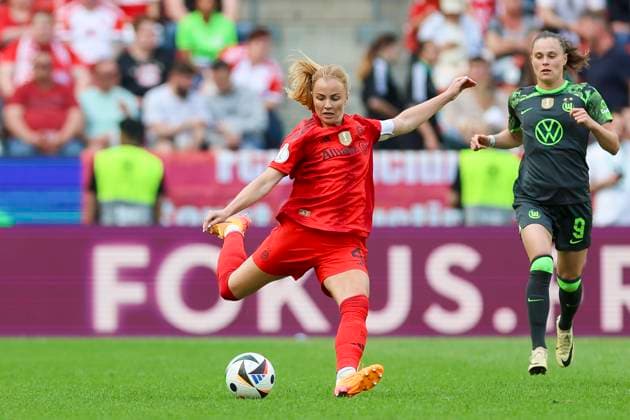 Glodis Perla Viggosdottir FC Bayern Muenchen controls the ball, Womens DFB Cup, FC Bayern Muenchen vs VfL Wolfsburg, Rhein Energie Stadion, 09 05 2024, Cologne, Germany