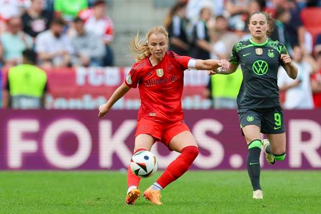 Glodis Perla Viggosdottir FC Bayern Muenchen controls the ball, Womens DFB Cup, FC Bayern Muenchen vs VfL Wolfsburg, Rhein Energie Stadion, 09 05 2024, Cologne, Germany