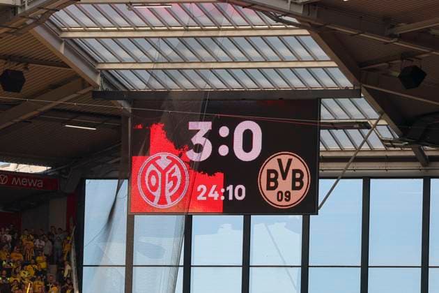 The scoreboard shows 1 FSV Mainz 05 leading 3-0 against Borussia Dortmund after 24 minutes, 1 Bundesliga, 1 FSV Mainz 05 vs Borussia Dortmund, MEWA Arena, 11 05 2024, Mainz, Germany