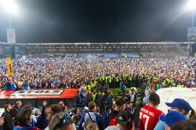 Soccer I Men I Season 2023 2024 I 2 Bundesliga I 33 Matchday I Holstein Kiel Fortuna Düsseldorf I 11 05 2024 The fans have stormed the pitch Kiel Holstein Stadion Schleswig Holstein Germany Copyright: xLobecax xHenningxRohlfsx