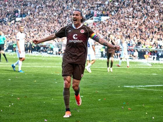 Marcel Hartel FC St Pauli 10 scores the third goal for St Pauli in the 68th minute of the match The jubilation and joy is great for Jackson Irvine FC St Pauli 07 GER, FC St Pauli vs VFL Osnabrueck, 2 Bundesliga, 33 Matchday, Football, Season 2023 2024, 12 05 2024 GER, FC St Pauli vs VFL Osnabrueck, 2 Bundesliga, 33 Matchday, Football, Season 2023 2024, 12 05 2024 Hamburg Copyright: xEibner-Pressefoto xStephaniexZerx EP_SZE