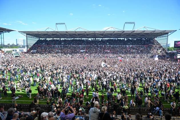 Soccer 2 Bundesliga FC St Pauli VfL Osnabrück on 12 05 2024 at the Millerntor Stadium in Hamburg Promotion of FC St Pauli to the Bundesliga, the fans storm the pitch MT