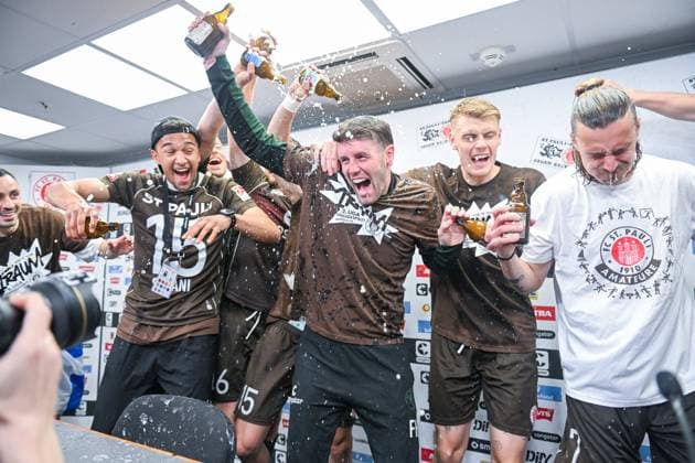 Soccer 2 Bundesliga FC St Pauli VfL Osnabrück on 12 05 2024 at Millerntor Stadium in Hamburg Coach Fabian Hürzeler Huerzeler FC St Pauli with a beer shower after the press conference MT