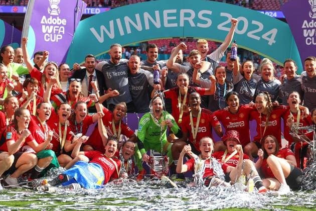 FA-Cup-Finale der Frauen 12. Mai 2024, London FA-Cup-Finale der Frauen Manchester United gegen Tottenham Hotspur Women Manchester United Women feiern mit der Trophäe Foto Charlotte Wilson Offside London UK  Copyright: xCharlottexWilsonx xOffsidexOffside