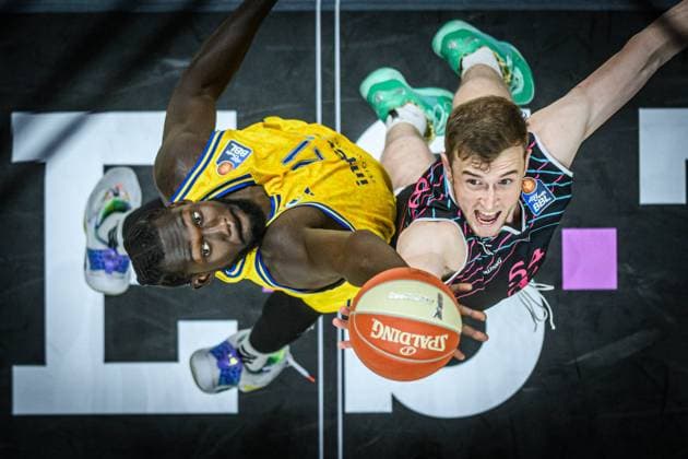 Basketball Berlin 17 05 2024 Season 2023 2024 1 Bundesliga easyCredit BBL Playoffs Quarterfinals Game 1 Alba Berlin Telekom Baskets Bonn Christ Koumadje Alba Berlin, No 21 Thomas Kennedy Bonn, No 54