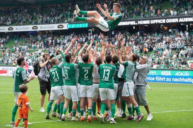 Schlussjubel Werder Bremen, Jubel, jubeln, Freude, cheers, Die Spieler verabschieden Christian GROSS HB Fussball 1 Bundesliga, 34 Spieltag, SV Werder Bremen HB VfL Bochum BO 4 1 am 18 05 2024 in Bremen Germany DFL regulations prohibit any use of photographs as image sequences and or quasi video Â