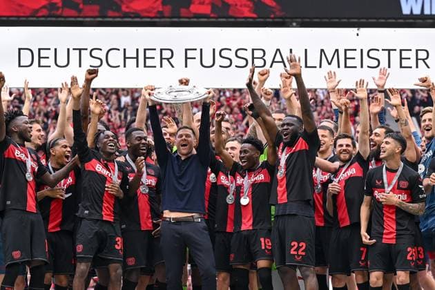 18 05 2024, Football, Bundesliga, Matchday 34 Season 2023 2024, Bayer 04 Leverkusen FC Augsburg, Coach Xabi Alonso Bayer 04 Leverkusen with the championship trophy in his hand Edmond Tapsoba Bayer 04 Leverkusen , Amine Adli Bayer 04 Leverkusen , Jeremie Frimpong Bayer 04 Leverkusen , Coach Xabi Alonso Bayer 04 Leverkusen , Nathan Tella Bayer 04 Leverkusen , Victor Boniface Bayer 04 Leverkusen , Jonas Hofmann Bayer 04 Leverkusen , Exequiel Palacios Bayer 04 Leverkusen xRHR PHOTO TKx Copyright: RHR-FOTOx RHR-FOTO TK