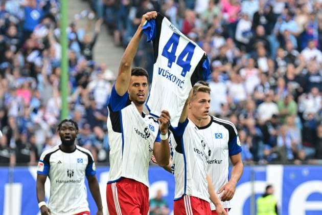 Soccer I Men I 2023 2024 I 2 Bundesliga I 34 Matchday I Hamburger SV 1 FC Nürnberg I 19 5 2024 h0 celebrates the 1 0 with the jersey of Mario Vuskovic 44, Hamburger SV Hamburg Volksparkstadion Hamburg Germany Copyright: xLobeca AndreasxHannigx