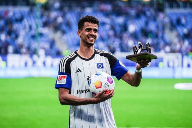 Robert Glatzel Hamburger SV, 09 gets Torjaegerkanone GER, Hamburger SV vs 1 FC Nuernberg, Football, 2 Bundesliga, Matchday 34, Season 2023 2024, 19 05 2024 DFL REGULATIONS PROHIBIT ANY USE OF PHOTOGRAPHS AS IMAGE SEQUENCES AND OR QUASI VIDEO GER, Hamburger SV vs 1 FC Nuernberg, Football, 2 Bundesliga, Matchday 34, Season 2023 2024, 19 05 2024 Hamburg Copyright: xEibner-Pressefoto MarcelxvonxFehrnx EP_MFN