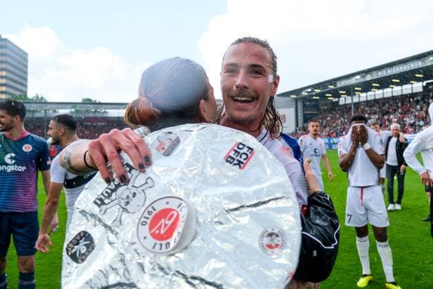 Jackson Irvine FC St Pauli, 07 celebrates after finishing first in 2 Bundesliga GER, SV Wehen Wiesbaden vs FC St Pauli, Football, 2 Bundesliga, Matchday 34, Season 2023 2024, 19 05 2024 DFL REGULATIONS PROHIBIT ANY USE OF PHOTOGRAPHS AS IMAGE SEQUENCES AND OR QUASI VIDEO GER, SV Wehen Wiesbaden vs FC St Pauli, Football, 2 Bundesliga, Matchday 34, Season 2023 2024, 19 05 2024 Wiesbaden Copyright: xEibner-Pressefoto FlorianxWieganx EP_FWD