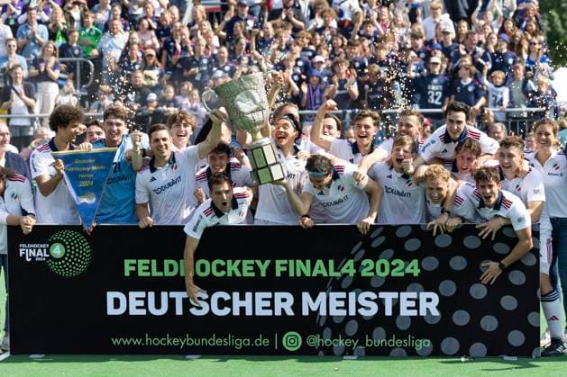 The team from Mannheimer HC has become German champion, cup, jubilation, joy, laughter Hockey 1 Bundesliga Ferldhockey Final4 2024 Men Season 2023 2024, Final Mannheimer HC MA Hamburger Polo Club HH , 4 2 n P , on 19 05 2024, B o n n e r T V Sportanlage, in Bonn Â