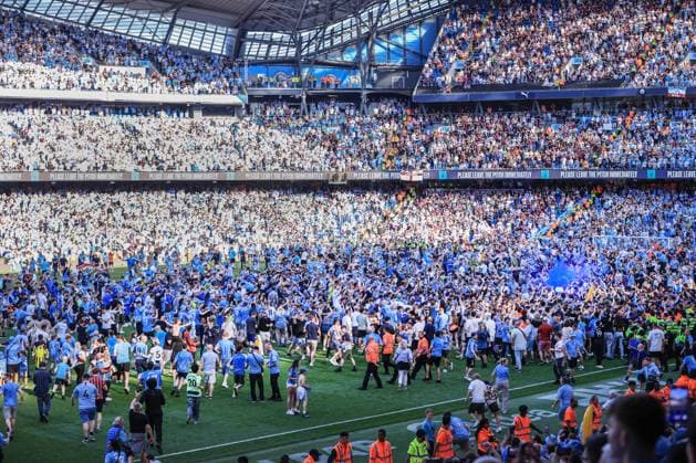 Fußball Premier League Manchester City gegen West Ham United 19. Mai 2024 Premier League Manchester City gegen West Ham United Fans stürmen nach Spielende das Spielfeld Foto Simon Stacpoole Abseits Manchester UK  Copyright: xSimonxStacpoolexOffside