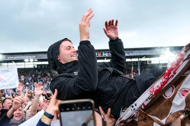 Fabian Hürzeler FC St Pauli, Coach is celebrated by the fans, GER, SV Wehen Wiesbaden vs FC St Pauli, Football, 2 Bundesliga, Matchday 34, Season 2023 2024, 19 05 2024 DFL REGULATES PROHIBIT ANY USE OF PHOTOGRAPHS AS IMAGE SEQUENCES AND OR QUASI VIDEO GER, SV Wehen Wiesbaden vs FC St Pauli, Football, 2 Bundesliga, Matchday 34, Season 2023 2024, 19 05 2024 Wiesbaden Copyright: xEibner-Pressefoto FlorianxWieganx EP_FWD