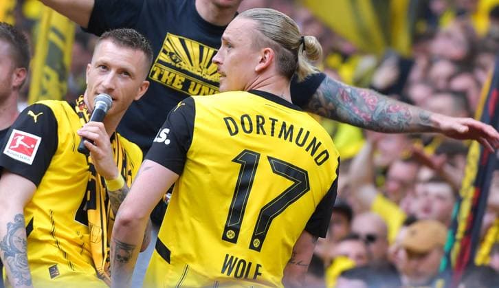 18 05 2024, ybly, Football 1 Bundesliga, Borussia Dortmund SV Darmstadt 98 emspor, v l Marco Reus Borussia Dortmund , farewell, farewell to the fans, tributes, spectators, stadium, fans, tributes, Farewell to the fans, fans, tributes, banners, scarves, banners, posters, flags, flags on the fence, Marius Wolf Borussia Dortmund DFL DFB REGULATIONS PROHIBIT ANY USE OF PHOTOGRAPHS as IMAGE SEQUENCES and or QUASI VIDEO Dortmund