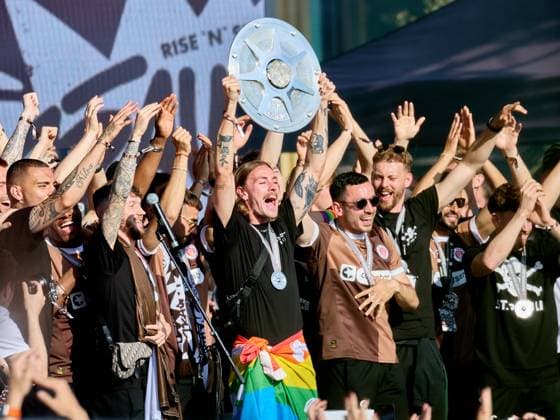 Jackson Irvine FC St Pauli 07 with the championship trophy Manolis Saliakas FC St Pauli 02 , Oladapo Afolayan FC St Pauli 17 Maurides Roque Junior FC St Pauli 09 , Marcel Hartel FC St Pauli 10 , Philipp Treu FC St Pauli 23 Carlo Boukhalfa FC St Pauli 16 GER, FC St Pauli promotion ceremony, promotion to the first Bundesliga 1 2 Bundesliga, football, 2023 2024 season, 20 05 2024 GER, FC St Pauli promotion ceremony, promotion to the first Bundesliga 1 2 Bundesliga, football, 2023 2024 season, 20 05 2024 Hamburg Copyright: xEibner-Pressefoto xStephaniexZerx EP_SZE