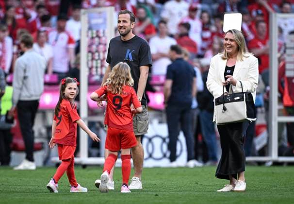 Soccer 1 Bundesliga Season 2023 2024 33 Matchday FC Bayern Muenchen VfL Wolfsburg 12 05 2024 Harry Kane center back, FC Bayern Muenchen with his daughters Vivienne Jane left, Ivy center and wife Katie right after the match on the pitch