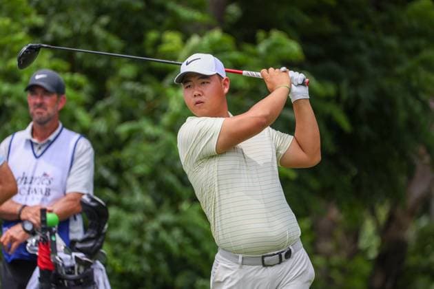 FORT WORTH, TX - MAY 23: Tom Kim (KOR) hits from the 6th tee during the Charles Schwab Challenge on May 23, 2024 at Colonial Country Club in Fort Worth, TX. (Photo by George Walker Icon Sportswire) GOLF: MAY 23 PGA, Golf Herren Charles Schwab Challenge EDITORIAL USE ONLY Icon240523042