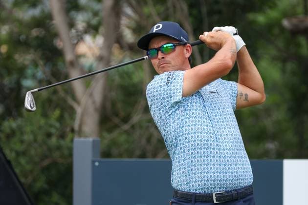 FORT WORTH, TX - MAY 24: Rickie Fowler (USA) hits from the 9th tee during the Charles Schwab Challenge on May 24, 2024 at Colonial Country Club in Fort Worth, TX. (Photo by George Walker Icon Sportswire) GOLF: MAY 24 PGA, Golf Herren Charles Schwab Challenge EDITORIAL USE ONLY Icon240524043