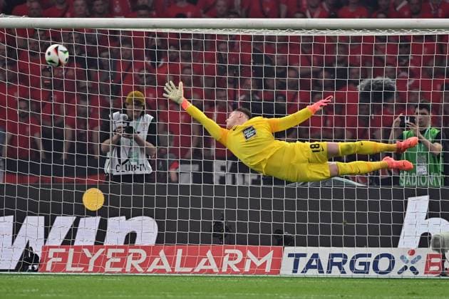 25 05 2024, xjrdrx, Football DFB Cup Final 2023 24, 1 FC Kaiserslautern Bayer 04 Leverkusen emspor, v l Julian Krahl 1 FC Kaiserslautern DFL DFB REGULATIONS PROHIBIT ANY USE OF PHOTOGRAPHS as IMAGE SEQUENCES and or QUASI VIDEO Berlin