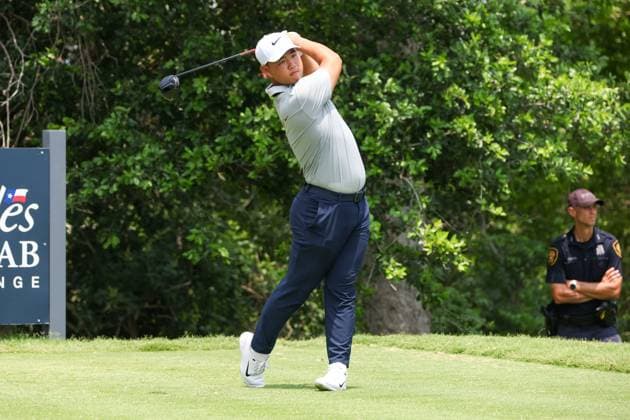 FORT WORTH, TX - MAY 25: Tom Kim (KOR) hits from the 9th tee during the Charles Schwab Challenge on May 25, 2024 at Colonial Country Club in Fort Worth, TX. (Photo by George Walker Icon Sportswire) GOLF: MAY 25 PGA, Golf Herren Charles Schwab Challenge EDITORIAL USE ONLY Icon24052528