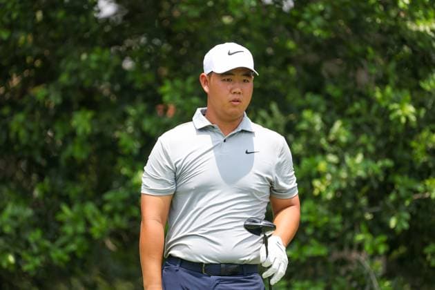 FORT WORTH, TX - MAY 25: Tom Kim (KOR) hits from the 9th tee during the Charles Schwab Challenge on May 25, 2024 at Colonial Country Club in Fort Worth, TX. (Photo by George Walker Icon Sportswire) GOLF: MAY 25 PGA, Golf Herren Charles Schwab Challenge EDITORIAL USE ONLY Icon24052530