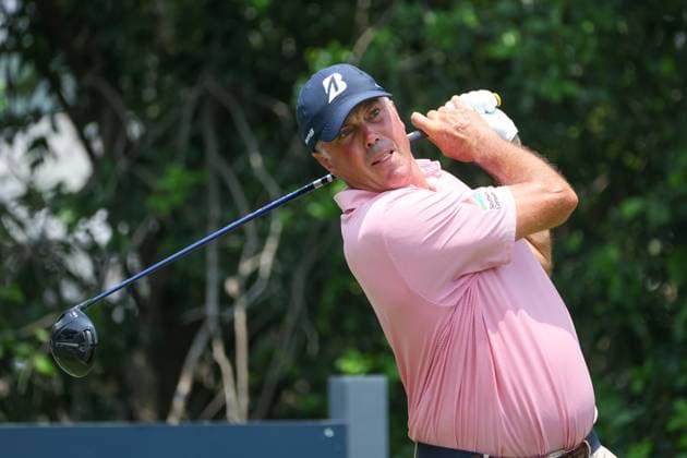 FORT WORTH, TX - MAY 25: Matt Kuchar (USA) hits from the 9th tee during the Charles Schwab Challenge on May 25, 2024 at Colonial Country Club in Fort Worth, TX. (Photo by George Walker Icon Sportswire) GOLF: MAY 25 PGA, Golf Herren Charles Schwab Challenge EDITORIAL USE ONLY Icon24052541