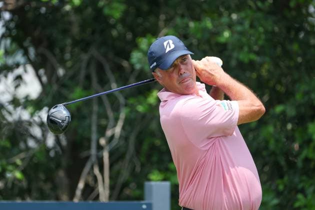 FORT WORTH, TX - MAY 25: Matt Kuchar (USA) hits from the 9th tee during the Charles Schwab Challenge on May 25, 2024 at Colonial Country Club in Fort Worth, TX. (Photo by George Walker Icon Sportswire) GOLF: MAY 25 PGA, Golf Herren Charles Schwab Challenge EDITORIAL USE ONLY Icon24052542