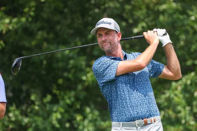 FORT WORTH, TX - MAY 25: Webb Simpson (USA) hits from the 12th tee during the Charles Schwab Challenge on May 25, 2024 at Colonial Country Club in Fort Worth, TX. (Photo by George Walker Icon Sportswire) GOLF: MAY 25 PGA, Golf Herren Charles Schwab Challenge EDITORIAL USE ONLY Icon24052544