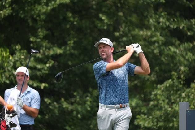 FORT WORTH, TX - MAY 25: Webb Simpson (USA) hits from the 12th tee during the Charles Schwab Challenge on May 25, 2024 at Colonial Country Club in Fort Worth, TX. (Photo by George Walker Icon Sportswire) GOLF: MAY 25 PGA, Golf Herren Charles Schwab Challenge EDITORIAL USE ONLY Icon24052545