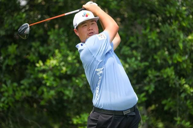 FORT WORTH, TX - MAY 25: Sungjae Im (KOR) hits from the 9th tee during the Charles Schwab Challenge on May 25, 2024 at Colonial Country Club in Fort Worth, TX. (Photo by George Walker Icon Sportswire) GOLF: MAY 25 PGA, Golf Herren Charles Schwab Challenge EDITORIAL USE ONLY Icon24052548