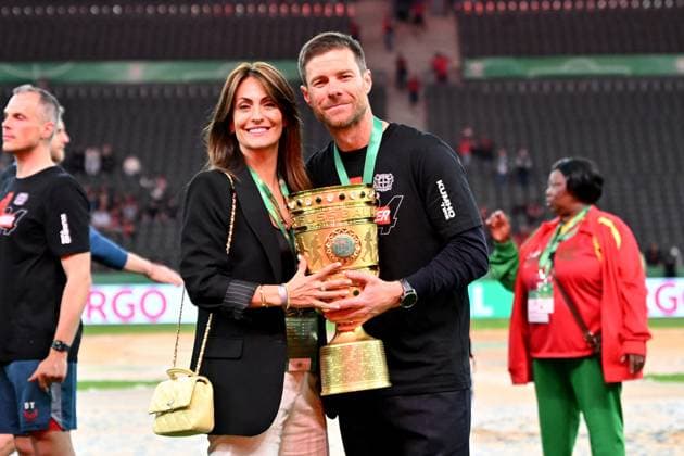 25 05 2024, xjrdrx, Football DFB Cup Final 2023 24, 1 FC Kaiserslautern Bayer 04 Leverkusen emspor, v l jubilation, joy, Emotions about the victory and winning the DFP Cup Club Cup at Bayer Leverkusen Award Ceremony Cup Trophy Coach Xabi Alonso Bayer Leverkusen and his wife Nagore Aranburu DFL DFB REGULATIONS PROHIBIT ANY USE OF PHOTOGRAPHS as IMAGE SEQUENCES and or QUASI VIDEO Berlin