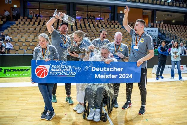 RBBL1 Playoffs Final RSV Lahn Dill RSB Thuringia Bulls, 25 05 2024 Beer shower for the coaches of RSV Lahn Dill Larissa Klaas Team coach, RSV Lahn Dill Philip Schmitz Physiotherapist, RSV Lahn Dill Janet Zeltinger Head Coach RSV Lahn Dill Guenther Mayer Co Coach RSV Lahn Dill Tobias Maroske Athletic Trainer, RSV Lahn Dill Holger Wagner Technician, RSV Lahn Dill Daniel Schmidt Physiotherapist, RSV Lahn Dill RBBL1 Playoffs Final RSV Lahn Dill RSB Thuringia Bulls Wetzlar, 25 05 2024 Copyright: xBEAUTIFULxSPORTS Roeczeyx