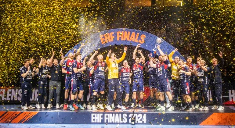 26 05 2024, Handball, Men, Europaen League, Final Four 2024, EHF, Final, Füchse Berlin SG Flensburg Handewitt SG Flensburg Handewitt players celebrate winning the European Cup at the award ceremony Hamburg Barclays Arena Hamburg Germany