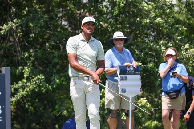 FORT WORTH, TX - MAY 26: Tony Finau (USA) hits from the 9th tee during the Charles Schwab Challenge on May 26, 2024 at Colonial Country Club in Fort Worth, TX. (Photo by George Walker Icon Sportswire) GOLF: MAY 26 PGA, Golf Herren Charles Schwab Challenge EDITORIAL USE ONLY Icon240526051