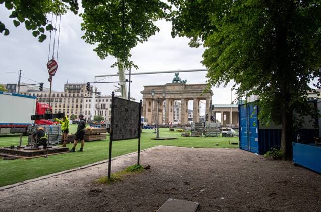 Football, 2023 2024 season, European Championship, the fan mile at the Brandenburg Gate in Berlin, 30 05 2024, Copyright: xSebastianxRäppold MatthiasxKochx