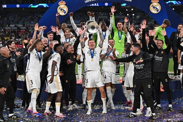 01 06 2024, xfux, Football UEFA Champions League Final 2024, Borussia Dortmund Real Madrid, emspor, v l Toni Kroos Real Madrid and team cheer celebrate at the end of the match with champions league pokal DFL DFB REGULATIONS PROHIBIT ANY USE OF PHOTOGRAPHS as IMAGE SEQUENCES and or QUASI VIDEO London