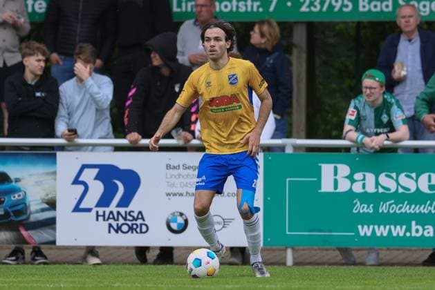 v li Maximilian Sergio Musci SV Todesfelde,21 on the ball, cropped image, single image, full body, action, action scene, 02 06 2024, Todesfelde Germany , Football, Relegation Regionalliga Nord, SV Werder Bremen II Holstein Kiel II xobx