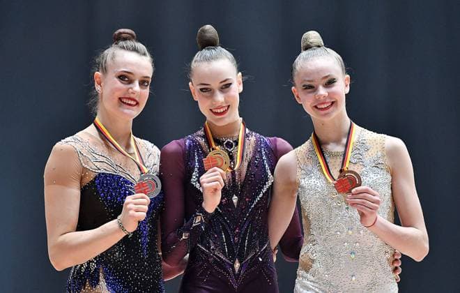07 06 2024, xhbx, Turnen Deutsche Meisterschaften 2024 RSG, Rhythmische Sportgymnastik Einzel Gerätefinals emspor, v l Margarita Kolosov SC Potsdam , Darja Varfolomeev TSV Schmiden 1902 , Viktoria Steinfeld TSV Schmiden 1902 , Siegerehrung DFL DFB REGULATIONS PROHIBIT ANY USE OF PHOTOGRAPHS as IMAGE SEQUENCES and or QUASI VIDEO Frankfurt am Main