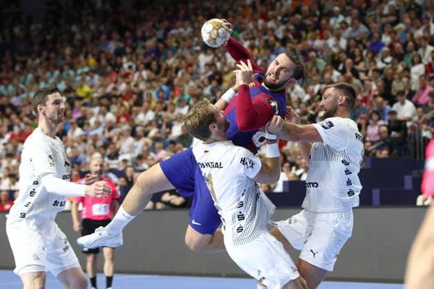08 06 2024, xtgx, handball, EHF Champions League semi-final, FC Barcelona THW Kiel v l Petter Overby Kiel, 11 , Luis Fraude Barcelona, 82 , Harald Reinkind Kiel, 6 duel, duel, fight, tackle Koeln