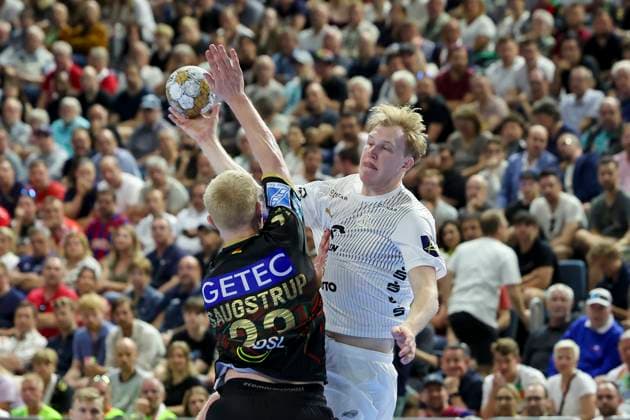 Magnus Saugstrup SC Magdeburg and Eric Johansson THW Kiel fight for the ball, Truckscout24 EHF Final4, SC Magdeburg vs THW Kiel, Lanxess Arena, 09 06 2024, Cologne, Germany