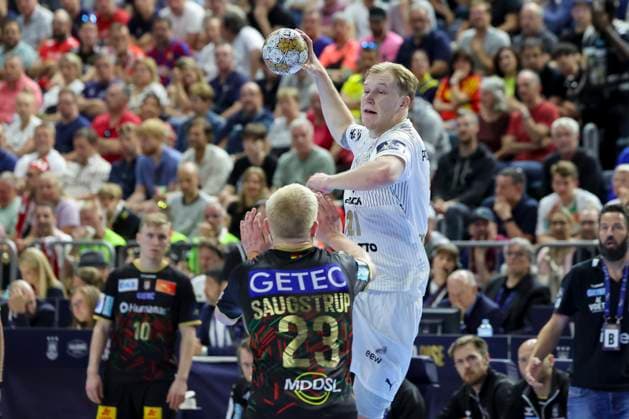 Magnus Saugstrup SC Magdeburg and Eric Johansson THW Kiel fight for the ball, Truckscout24 EHF Final4, SC Magdeburg vs THW Kiel, Lanxess Arena, 09 06 2024, Cologne, Germany