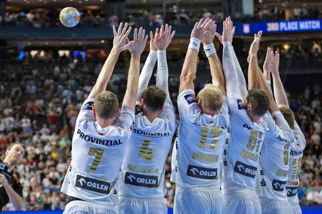 09 06 2024, Cologne, Handball, TruckScout24 EHF FINAL4, Machineseeker Champions League Men, Lanxess Arena, Match for 3rd place, SC Magdeburg THW Kiel The Kiel wall defends the goal against Magdeburg The team stands close together at the free throw at the end of the first half North Rhine-Westphalia Germany