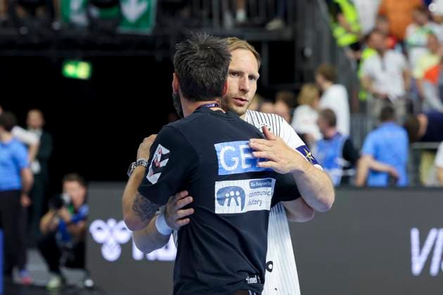 Coach Bennet Wiegert SC Magdeburg and Steffen Weinhold THW Kiel hug each other, Truckscout24 EHF Final4, SC Magdeburg vs THW Kiel, Lanxess Arena, 09 06 2024, Cologne, Germany