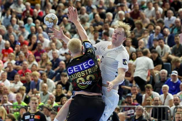 Magnus Saugstrup SC Magdeburg and Eric Johansson THW Kiel fight for the ball, Truckscout24 EHF Final4, SC Magdeburg vs THW Kiel, Lanxess Arena, 09 06 2024, Cologne, Germany