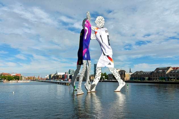 Since the start of the European Championship, the three Molecul Man figures in the Spree near the Treptower have each donned an XXL football jersey Molecul Man in the European Championship look