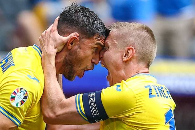 Slowakei - Ukraine 21. Juni 2024, Düsseldorf UEFA EURO Gruppe E Slowakei - Ukraine Roman Yaremchuk (Ukraine) feiert seinen zweiten Treffer mit Oleksandr Zinchenko Foto Charlotte Wilson Abseits Düsseldorf Deutschland  Copyright: xCharlottexWilsonx xOffsidexOffside